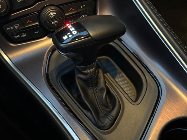 ダッジ・チャレンジャー R/T ユーザー買取車 サンルーフ カープレイ 黒革シート シートヒーター&ベンチレーター ステアリングヒーター バックカメラ デジタルインナーミラー 純正20AW トランクスポイラー 社外HIDキット(14枚目)