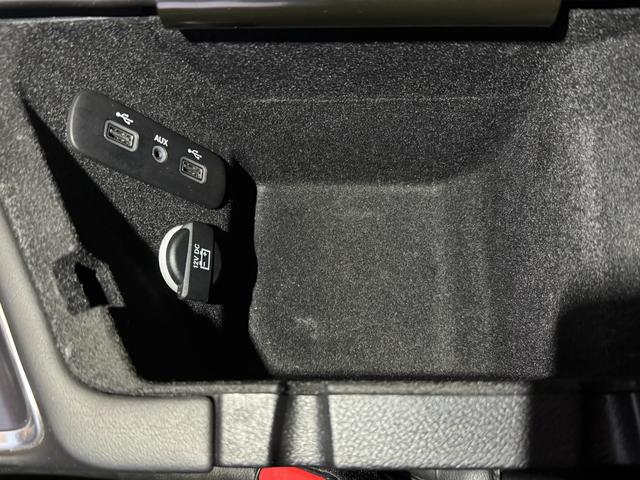 ダッジ・チャレンジャー R/T ユーザー買取車 サンルーフ カープレイ 黒革シート シートヒーター&ベンチレーター ステアリングヒーター バックカメラ デジタルインナーミラー 純正20AW トランクスポイラー 社外HIDキット(17枚目)