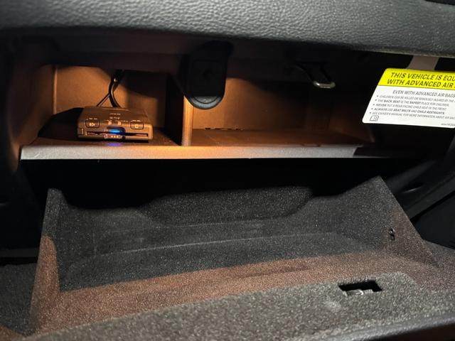 ダッジ・チャレンジャー R/T ユーザー買取車 サンルーフ カープレイ 黒革シート シートヒーター&ベンチレーター ステアリングヒーター バックカメラ デジタルインナーミラー 純正20AW トランクスポイラー 社外HIDキット(18枚目)