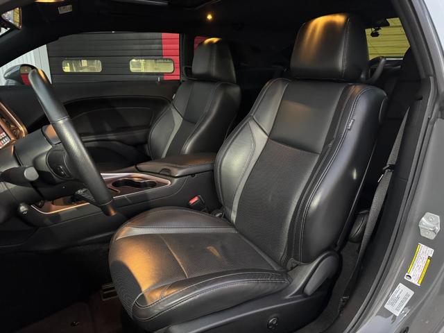 ダッジ・チャレンジャー R/T ユーザー買取車 サンルーフ カープレイ 黒革シート シートヒーター&ベンチレーター ステアリングヒーター バックカメラ デジタルインナーミラー 純正20AW トランクスポイラー 社外HIDキット(19枚目)