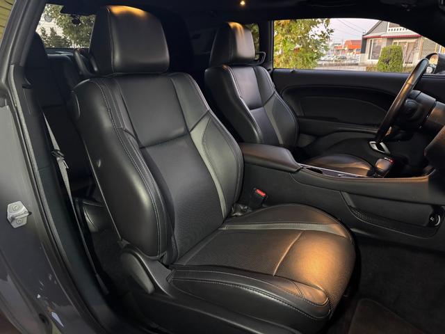 ダッジ・チャレンジャー R/T ユーザー買取車 サンルーフ カープレイ 黒革シート シートヒーター&ベンチレーター ステアリングヒーター バックカメラ デジタルインナーミラー 純正20AW トランクスポイラー 社外HIDキット(20枚目)
