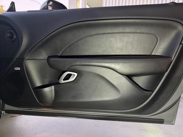 ダッジ・チャレンジャー R/T ユーザー買取車 サンルーフ カープレイ 黒革シート シートヒーター&ベンチレーター ステアリングヒーター バックカメラ デジタルインナーミラー 純正20AW トランクスポイラー 社外HIDキット(23枚目)