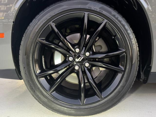 ダッジ・チャレンジャー R/T ユーザー買取車 サンルーフ カープレイ 黒革シート シートヒーター&ベンチレーター ステアリングヒーター バックカメラ デジタルインナーミラー 純正20AW トランクスポイラー 社外HIDキット(24枚目)