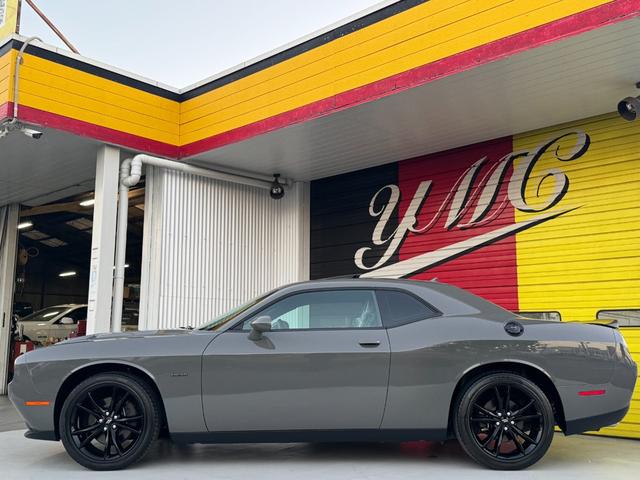 ダッジ・チャレンジャー R/T ユーザー買取車 サンルーフ カープレイ 黒革シート シートヒーター&ベンチレーター ステアリングヒーター バックカメラ デジタルインナーミラー 純正20AW トランクスポイラー 社外HIDキット(30枚目)