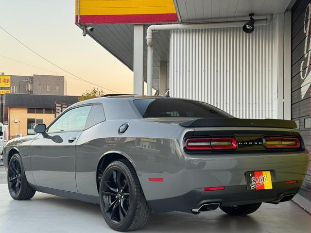 ダッジ・チャレンジャー R/T ユーザー買取車 サンルーフ カープレイ 黒革シート シートヒーター&ベンチレーター ステアリングヒーター バックカメラ デジタルインナーミラー 純正20AW トランクスポイラー 社外HIDキット(35枚目)