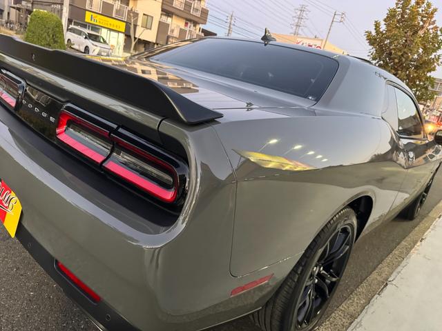 ダッジ・チャレンジャー R/T ユーザー買取車 サンルーフ カープレイ 黒革シート シートヒーター&ベンチレーター ステアリングヒーター バックカメラ デジタルインナーミラー 純正20AW トランクスポイラー 社外HIDキット(38枚目)