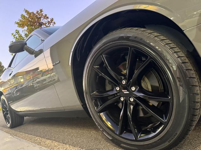 ダッジ・チャレンジャー R/T ユーザー買取車 サンルーフ カープレイ 黒革シート シートヒーター&ベンチレーター ステアリングヒーター バックカメラ デジタルインナーミラー 純正20AW トランクスポイラー 社外HIDキット(39枚目)