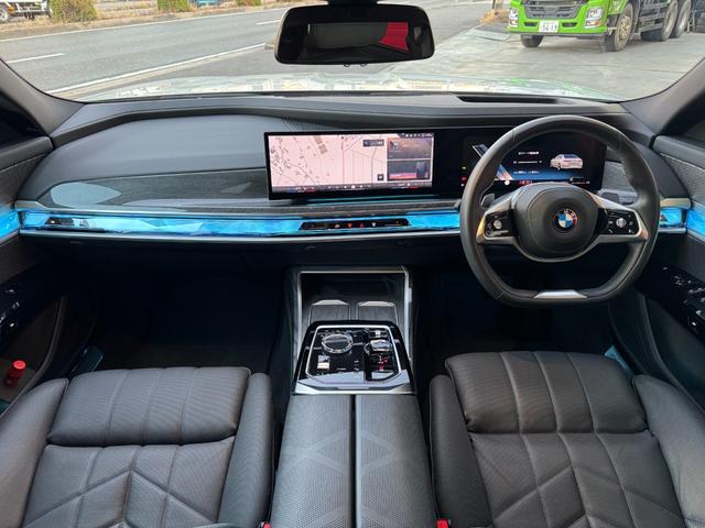 ７シリーズ ７４０ｉ　エクセレンス　リヤコンフォートＰＫＧ　３１．３インチＢＭＷシアタースクリーン　リヤシートエンターテインメントＥＸＰ　Ｂｏｗｅｒｓ＆Ｗｉｌｋｉｎｓオーディオ　エグゼクティブラウンジシート　全席自動ドア（3枚目）