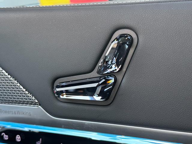 ７シリーズ ７４０ｉ　エクセレンス　リヤコンフォートＰＫＧ　３１．３インチＢＭＷシアタースクリーン　リヤシートエンターテインメントＥＸＰ　Ｂｏｗｅｒｓ＆Ｗｉｌｋｉｎｓオーディオ　エグゼクティブラウンジシート　全席自動ドア（7枚目）