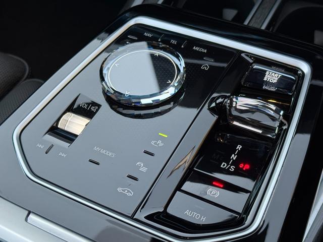 ７シリーズ ７４０ｉ　エクセレンス　リヤコンフォートＰＫＧ　３１．３インチＢＭＷシアタースクリーン　リヤシートエンターテインメントＥＸＰ　Ｂｏｗｅｒｓ＆Ｗｉｌｋｉｎｓオーディオ　エグゼクティブラウンジシート　全席自動ドア（16枚目）