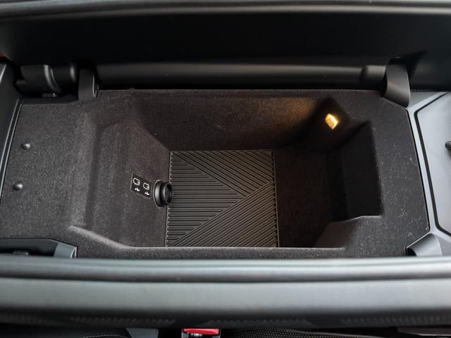 ７シリーズ ７４０ｉ　エクセレンス　リヤコンフォートＰＫＧ　３１．３インチＢＭＷシアタースクリーン　リヤシートエンターテインメントＥＸＰ　Ｂｏｗｅｒｓ＆Ｗｉｌｋｉｎｓオーディオ　エグゼクティブラウンジシート　全席自動ドア（18枚目）