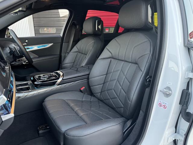 ７シリーズ ７４０ｉ　エクセレンス　リヤコンフォートＰＫＧ　３１．３インチＢＭＷシアタースクリーン　リヤシートエンターテインメントＥＸＰ　Ｂｏｗｅｒｓ＆Ｗｉｌｋｉｎｓオーディオ　エグゼクティブラウンジシート　全席自動ドア（21枚目）