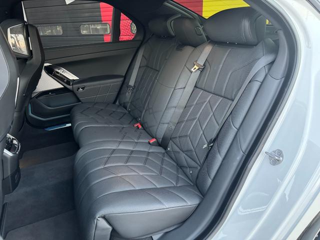７シリーズ ７４０ｉ　エクセレンス　リヤコンフォートＰＫＧ　３１．３インチＢＭＷシアタースクリーン　リヤシートエンターテインメントＥＸＰ　Ｂｏｗｅｒｓ＆Ｗｉｌｋｉｎｓオーディオ　エグゼクティブラウンジシート　全席自動ドア（22枚目）