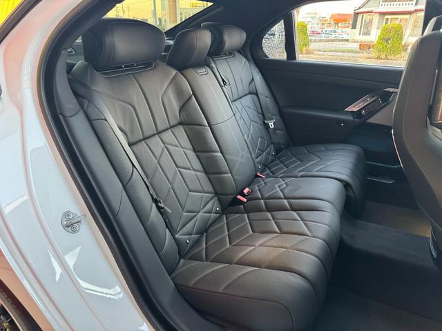 ７シリーズ ７４０ｉ　エクセレンス　リヤコンフォートＰＫＧ　３１．３インチＢＭＷシアタースクリーン　リヤシートエンターテインメントＥＸＰ　Ｂｏｗｅｒｓ＆Ｗｉｌｋｉｎｓオーディオ　エグゼクティブラウンジシート　全席自動ドア（23枚目）