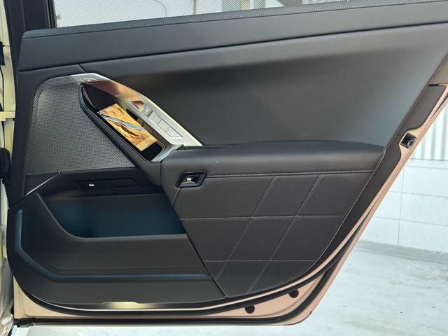 ７シリーズ ７４０ｉ　エクセレンス　リヤコンフォートＰＫＧ　３１．３インチＢＭＷシアタースクリーン　リヤシートエンターテインメントＥＸＰ　Ｂｏｗｅｒｓ＆Ｗｉｌｋｉｎｓオーディオ　エグゼクティブラウンジシート　全席自動ドア（28枚目）