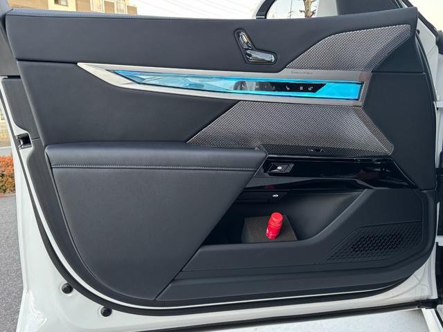 ７シリーズ ７４０ｉ　エクセレンス　リヤコンフォートＰＫＧ　３１．３インチＢＭＷシアタースクリーン　リヤシートエンターテインメントＥＸＰ　Ｂｏｗｅｒｓ＆Ｗｉｌｋｉｎｓオーディオ　エグゼクティブラウンジシート　全席自動ドア（29枚目）