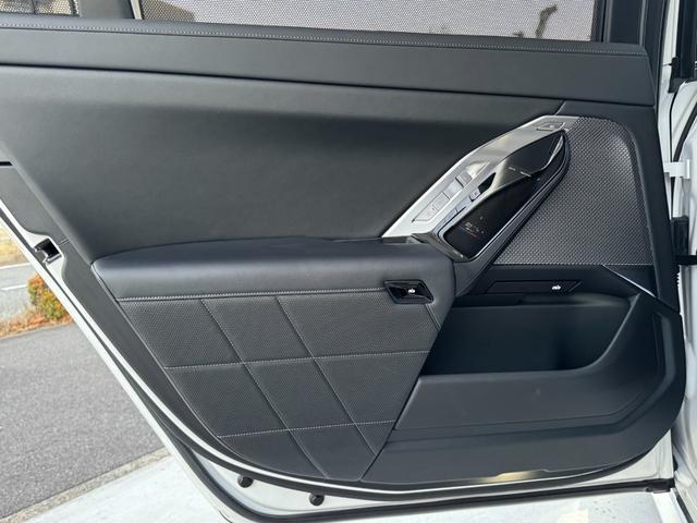 ７シリーズ ７４０ｉ　エクセレンス　リヤコンフォートＰＫＧ　３１．３インチＢＭＷシアタースクリーン　リヤシートエンターテインメントＥＸＰ　Ｂｏｗｅｒｓ＆Ｗｉｌｋｉｎｓオーディオ　エグゼクティブラウンジシート　全席自動ドア（30枚目）
