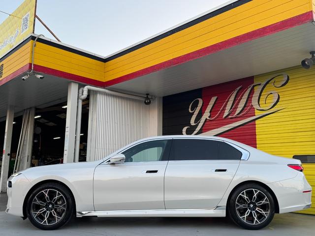７シリーズ ７４０ｉ　エクセレンス　リヤコンフォートＰＫＧ　３１．３インチＢＭＷシアタースクリーン　リヤシートエンターテインメントＥＸＰ　Ｂｏｗｅｒｓ＆Ｗｉｌｋｉｎｓオーディオ　エグゼクティブラウンジシート　全席自動ドア（36枚目）