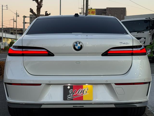 ７シリーズ ７４０ｉ　エクセレンス　リヤコンフォートＰＫＧ　３１．３インチＢＭＷシアタースクリーン　リヤシートエンターテインメントＥＸＰ　Ｂｏｗｅｒｓ＆Ｗｉｌｋｉｎｓオーディオ　エグゼクティブラウンジシート　全席自動ドア（38枚目）
