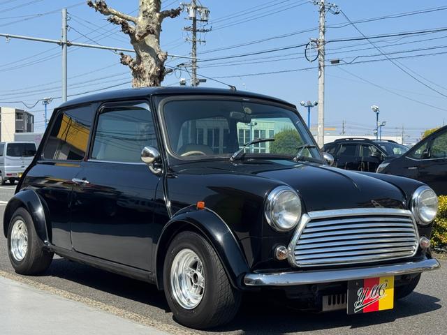 ＭＩＮＩ メイフェア１．３ｉＡＵＴＯ　スピードスター１０インチＡＷ　１０インチキット　オーバーフェンダー　バルタンセンター出しマフラー　クリアテール　モトリタステアリング　ハイローキット　レザーシート（32枚目）