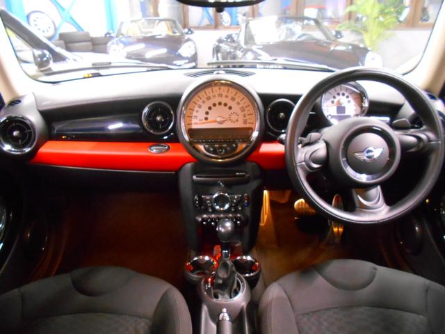 クーパーS クラブマン 後期型 6速AT レッドカラーライン 禁煙車 ETC AUX接続可 ドライブレコーダー 純正16AW クロームラインインテリア ピアノブラックパネル ホワイトターンシグナル 2017年製ダンロップタイヤ チリレッドボディ ブラックルーフ(10枚目)