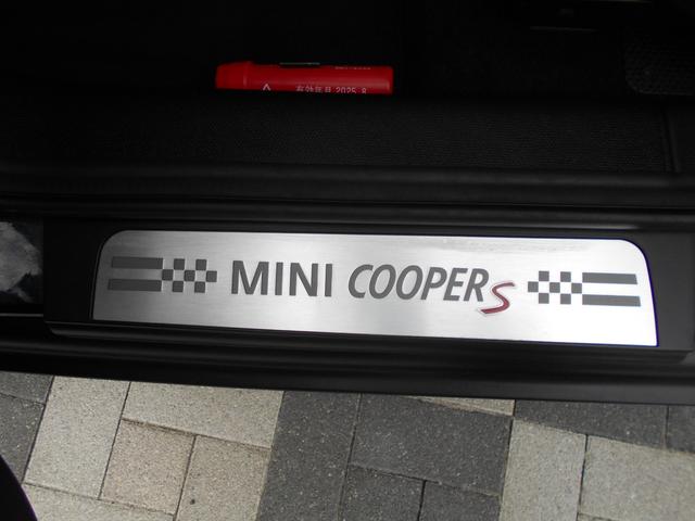 ＭＩＮＩ クーパーＳ　クロスオーバー　ＰＮＤパッケージ　地デジ　禁煙車　ナビ　ＥＴＣ　メガネケース　クローム内装　リア５面フィルム　キセノン　ホワイトターン　アダプティブヘッド　レインセンサー　オートライト　純正１７ＡＷ　パドルスイッチ　スペアキー　コスミックブルーボディ（74枚目）