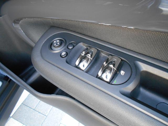 クーパーS クラブマン ナビ Bカメラ ドラレコ前後 禁煙車 MINIコネクテッド/エキサイトメントPKG リアPDC ETC CD/DVDプレイヤー リア6面フィルム 純正17AW シルバールーフ&ミラー グレーインテリアパネル ミッドナイトブラックボディー(55枚目)