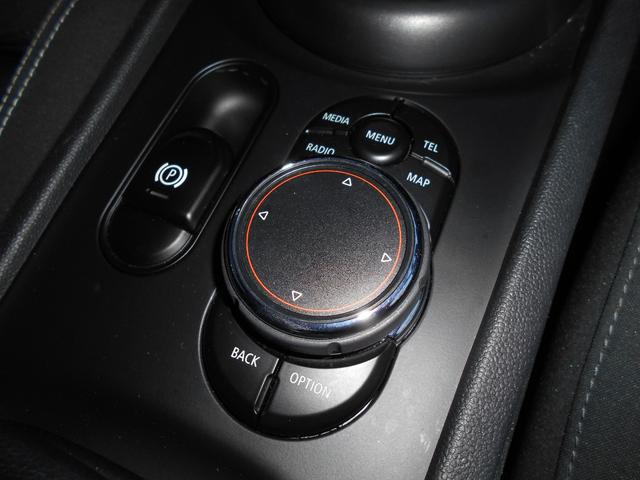 クーパーS クラブマン ナビ Bカメラ ドラレコ前後 禁煙車 MINIコネクテッド/エキサイトメントPKG リアPDC ETC CD/DVDプレイヤー リア6面フィルム 純正17AW シルバールーフ&ミラー グレーインテリアパネル ミッドナイトブラックボディー(61枚目)