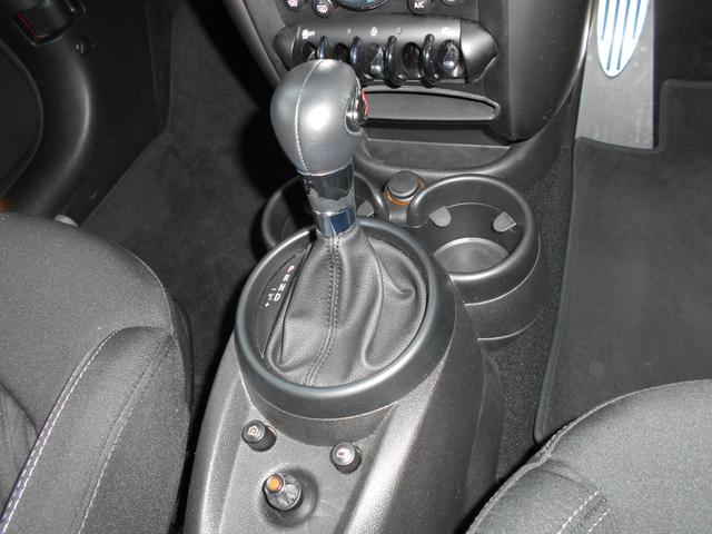 クーパーSD クロスオーバー ナビPKG 1オーナー 禁煙車 TV Bカメラ ビジュアルブースト ETC ブラックリフレクターヘッド ピアノブラックEXT リア5面フィルム パドルシフト 純正17AW 2021年製タイヤ スペアキー有 ブレイジングレッドボディー(14枚目)