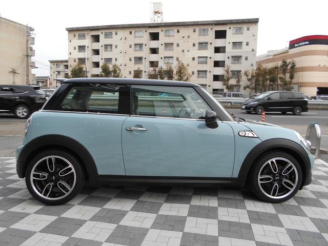 ＭＩＮＩ クーパーＳ　１７ＡＷ　ベージュシートカバー　レーダー　禁煙車　６ＡＴ　クロームライン内外装　アディショナルヘッドランプ　ＯＰフロアマット　ボンネットストライプ　ロゴ入りルームミラー　ＵＪエアバルブ　ホワイトターン　アイスブルーボディ　ブラックルーフ　スペアキー有（4枚目）