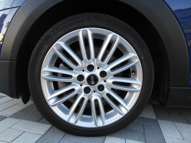ＭＩＮＩ クーパーＳ　ペッパーＰＫＧ　純正１７ＡＷ　純正ナビ　禁煙車　６ＡＴ　ＥＴＣ　スマートキー　ＬＥＤヘッド＆フォグ　オートライト　クロームラインエクステリア　ピアノブラックパネル　ＢＬＵＥＴＯＯＴＨ　ディープブルーボディ　ホワイトルーフ　３本スポークステアリング（18枚目）