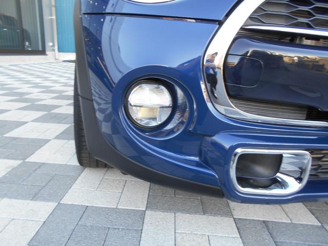 ＭＩＮＩ クーパーＳ　ペッパーＰＫＧ　純正１７ＡＷ　純正ナビ　禁煙車　６ＡＴ　ＥＴＣ　スマートキー　ＬＥＤヘッド＆フォグ　オートライト　クロームラインエクステリア　ピアノブラックパネル　ＢＬＵＥＴＯＯＴＨ　ディープブルーボディ　ホワイトルーフ　３本スポークステアリング（22枚目）