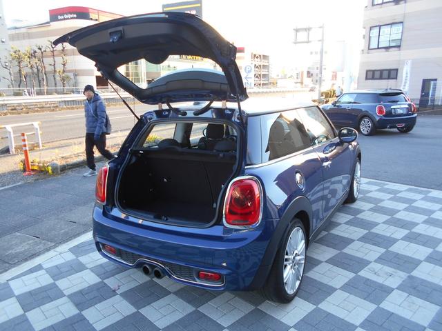 ＭＩＮＩ クーパーＳ　ペッパーＰＫＧ　純正１７ＡＷ　純正ナビ　禁煙車　６ＡＴ　ＥＴＣ　スマートキー　ＬＥＤヘッド＆フォグ　オートライト　クロームラインエクステリア　ピアノブラックパネル　ＢＬＵＥＴＯＯＴＨ　ディープブルーボディ　ホワイトルーフ　３本スポークステアリング（36枚目）