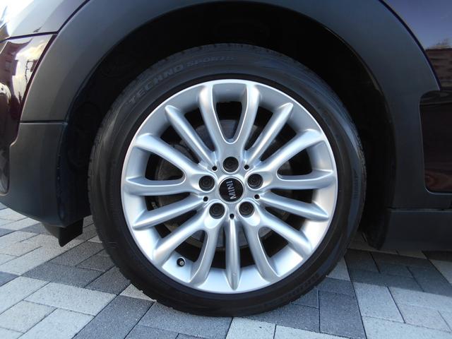 ＭＩＮＩ クーパーＳ　クラブマン　ペッパーＰＫＧ　ワンオーナー　禁煙車　バックカメラ　リアＰＤＣ　インディゴブルーレザー　前後ウィンドウフィルム　純正１７ＡＷ　２０２１年製ＢＳタイヤ　スマートキー　ドライビングモード　ＭＩＮＩユアーズパネル　シルバールーフ　スペアキー有（18枚目）
