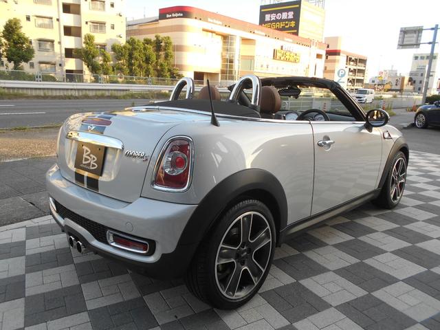 MINI クーパーS ロードスター トフィレザーシート 電動オープン ユーザー買取 ドラレコ サイバーナビ シートヒータ ETC 純正17AW ブラックヘッド PDC ピアノブラックパネル ホワイトシルバーボディ OPフロアマット 2024年製ピレリタイヤ スペアキー有(5枚目)