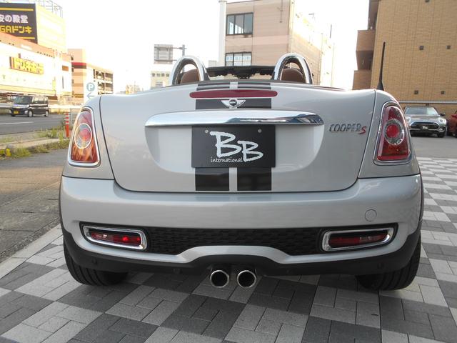 MINI クーパーS ロードスター トフィレザーシート 電動オープン ユーザー買取 ドラレコ サイバーナビ シートヒータ ETC 純正17AW ブラックヘッド PDC ピアノブラックパネル ホワイトシルバーボディ OPフロアマット 2024年製ピレリタイヤ スペアキー有(6枚目)