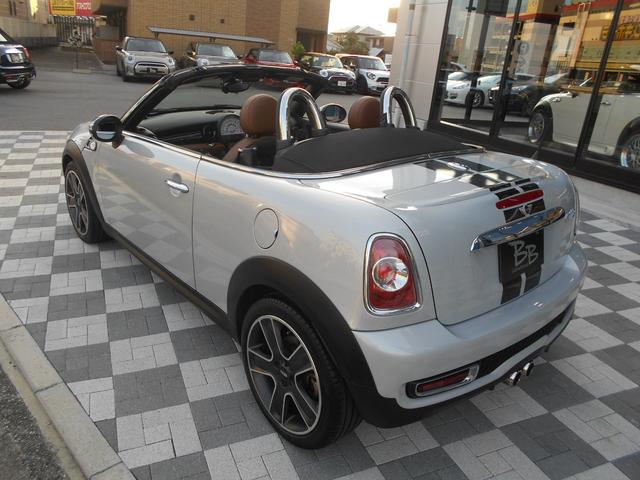 MINI クーパーS ロードスター トフィレザーシート 電動オープン ユーザー買取 ドラレコ サイバーナビ シートヒータ ETC 純正17AW ブラックヘッド PDC ピアノブラックパネル ホワイトシルバーボディ OPフロアマット 2024年製ピレリタイヤ スペアキー有(7枚目)