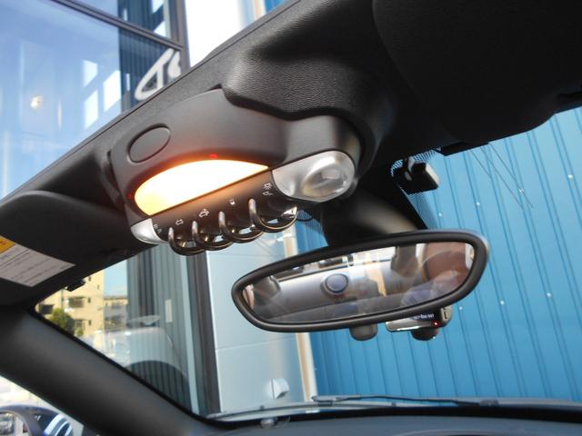 MINI クーパーS ロードスター トフィレザーシート 電動オープン ユーザー買取 ドラレコ サイバーナビ シートヒータ ETC 純正17AW ブラックヘッド PDC ピアノブラックパネル ホワイトシルバーボディ OPフロアマット 2024年製ピレリタイヤ スペアキー有(14枚目)