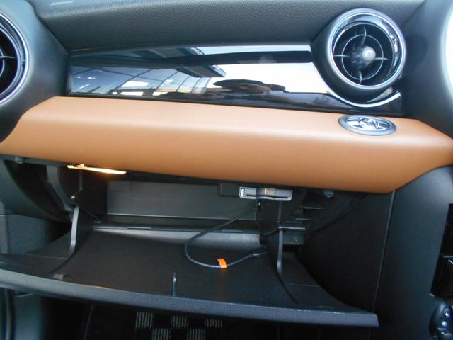 MINI クーパーS ロードスター トフィレザーシート 電動オープン ユーザー買取 ドラレコ サイバーナビ シートヒータ ETC 純正17AW ブラックヘッド PDC ピアノブラックパネル ホワイトシルバーボディ OPフロアマット 2024年製ピレリタイヤ スペアキー有(16枚目)