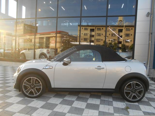 MINI クーパーS ロードスター トフィレザーシート 電動オープン ユーザー買取 ドラレコ サイバーナビ シートヒータ ETC 純正17AW ブラックヘッド PDC ピアノブラックパネル ホワイトシルバーボディ OPフロアマット 2024年製ピレリタイヤ スペアキー有(21枚目)