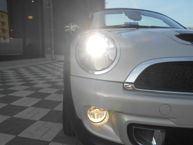 MINI クーパーS ロードスター トフィレザーシート 電動オープン ユーザー買取 ドラレコ サイバーナビ シートヒータ ETC 純正17AW ブラックヘッド PDC ピアノブラックパネル ホワイトシルバーボディ OPフロアマット 2024年製ピレリタイヤ スペアキー有(27枚目)