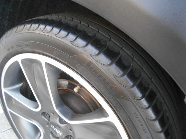 MINI クーパーS ロードスター トフィレザーシート 電動オープン ユーザー買取 ドラレコ サイバーナビ シートヒータ ETC 純正17AW ブラックヘッド PDC ピアノブラックパネル ホワイトシルバーボディ OPフロアマット 2024年製ピレリタイヤ スペアキー有(36枚目)