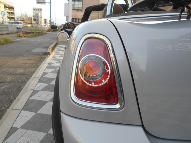 MINI クーパーS ロードスター トフィレザーシート 電動オープン ユーザー買取 ドラレコ サイバーナビ シートヒータ ETC 純正17AW ブラックヘッド PDC ピアノブラックパネル ホワイトシルバーボディ OPフロアマット 2024年製ピレリタイヤ スペアキー有(37枚目)