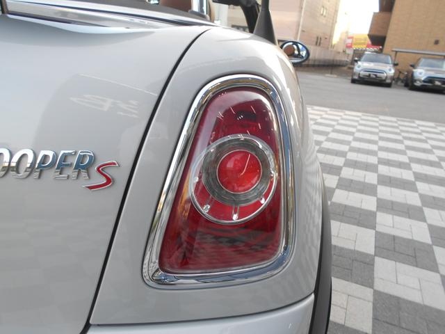 MINI クーパーS ロードスター トフィレザーシート 電動オープン ユーザー買取 ドラレコ サイバーナビ シートヒータ ETC 純正17AW ブラックヘッド PDC ピアノブラックパネル ホワイトシルバーボディ OPフロアマット 2024年製ピレリタイヤ スペアキー有(40枚目)