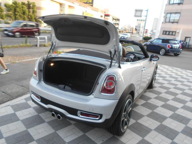 MINI クーパーS ロードスター トフィレザーシート 電動オープン ユーザー買取 ドラレコ サイバーナビ シートヒータ ETC 純正17AW ブラックヘッド PDC ピアノブラックパネル ホワイトシルバーボディ OPフロアマット 2024年製ピレリタイヤ スペアキー有(42枚目)