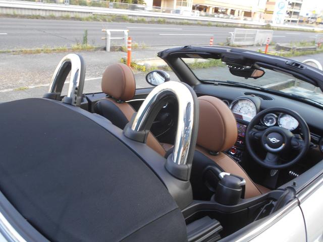 MINI クーパーS ロードスター トフィレザーシート 電動オープン ユーザー買取 ドラレコ サイバーナビ シートヒータ ETC 純正17AW ブラックヘッド PDC ピアノブラックパネル ホワイトシルバーボディ OPフロアマット 2024年製ピレリタイヤ スペアキー有(46枚目)