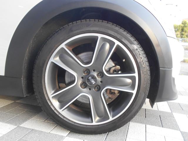 MINI クーパーS ロードスター トフィレザーシート 電動オープン ユーザー買取 ドラレコ サイバーナビ シートヒータ ETC 純正17AW ブラックヘッド PDC ピアノブラックパネル ホワイトシルバーボディ OPフロアマット 2024年製ピレリタイヤ スペアキー有(52枚目)