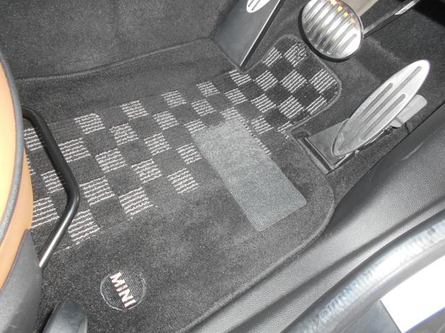 MINI クーパーS ロードスター トフィレザーシート 電動オープン ユーザー買取 ドラレコ サイバーナビ シートヒータ ETC 純正17AW ブラックヘッド PDC ピアノブラックパネル ホワイトシルバーボディ OPフロアマット 2024年製ピレリタイヤ スペアキー有(55枚目)