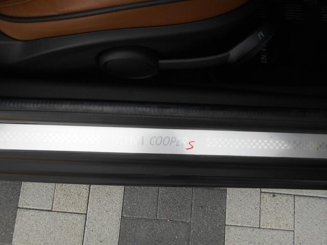 MINI クーパーS ロードスター トフィレザーシート 電動オープン ユーザー買取 ドラレコ サイバーナビ シートヒータ ETC 純正17AW ブラックヘッド PDC ピアノブラックパネル ホワイトシルバーボディ OPフロアマット 2024年製ピレリタイヤ スペアキー有(56枚目)
