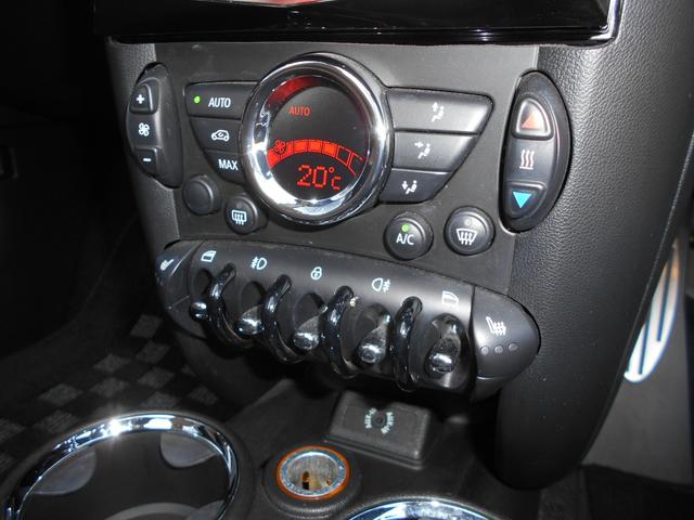 MINI クーパーS ロードスター トフィレザーシート 電動オープン ユーザー買取 ドラレコ サイバーナビ シートヒータ ETC 純正17AW ブラックヘッド PDC ピアノブラックパネル ホワイトシルバーボディ OPフロアマット 2024年製ピレリタイヤ スペアキー有(61枚目)